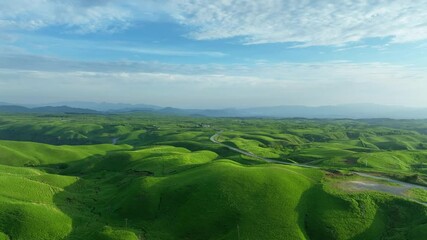 Poster - 道路、空撮、風景、景色、牧場、高原、草原、青空、環境、自然、絶景、ドローン、地平線、パノラマ、観光、旅行、トレイル、ダイナミック、壮大、広大、新緑、大地、グリーン、エコロジー、エコシステム、地球環境、環境保護、気候変動、サステナブル、SDGs、持続可能な開発目標、サステナビリティ、俯瞰、ハイアングル、展望、鳥瞰図、上から見た、見下ろす、景観、迫力、遠近感、自動車、高地、地球、日本、世界、ファンタジ