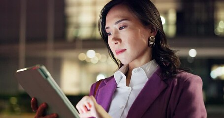Leinwandbilder - Business woman, tablet and thinking in city for communication, research and networking with client. Entrepreneur, technology and vision outdoor at night for social media, review and project in Japan