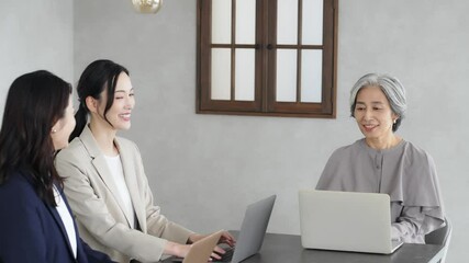 Aufkleber - 女性、ビジネス、ミーティング、ビジネスウーマン、会議、仕事、セミナー、打ち合わせ、キャリアウーマン、シニア、日本人、働く、オフィス、職場、経営者、社長、上司、部下、チームワーク、グループ、会話、コミュニケーション、ディスカッション、相談、研修、講師、レッスン、教室、教師、高齢者、ミドルエイジ、中高年、50代、60代、アンチエイジング、ビジネスパーソン、会社、企業、会社員、教える、指導、リーダーシッ