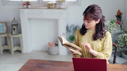 Aufkleber - 女性、ノートパソコン、パソコン、仕事、副業、テレワーク、リモートワーク、在宅勤務、PC、オンライン、インターネット、web、通信、勉強、学習、おしゃれ、インテリア、本、eラーニング、モダン、室内、明るい、ビジネス、リモート、在宅、自宅、窓、教育、テクノロジー、技術、ファッション、書籍、学生、学ぶ、日本人、ライフスタイル、テーブル、部屋、座る、カジュアル、リビング、ナチュラル、検索、リラックス、資格