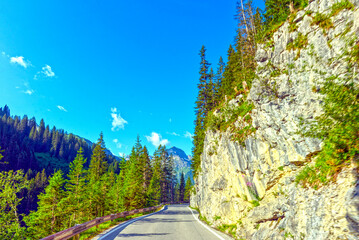 Die Lechtalstraße (L 198 / B 198) Warth in Richtung Lech am Arlberg (Vorarlberg, Österreich)