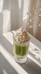 Wall Mural - 穏やかな朝、柔らかな光の中で抹茶ラテを飲み、爽やかなインスピレーションを得る