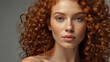 © Leonardo - Hermosa joven con pelo rizado rojo y cara bonita