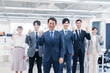 © maroke - ビジネスパーソン集合写真（オフィス）