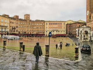 Wall Mural - siena, italien - piazza del campo an einem regentag