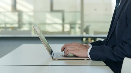 Poster - PC、IT、DX、メール、ノートパソコン、オフィス、ビジネス、プログラミング、エンジニア、システム、プログラマー、入力、テキスト、キーボード、タイピング、SNS、記事、ライター、データ、デジタル、トランスフォーメーション、テクノロジー、資格、スキル、副業、人材、仕事、ビジネスマン、ビジネスパーソン、コピースペース、手元、アップ、顔なし、情報、リサーチ、検索、インターネット、オンライン、web、通信