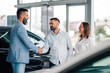 © Zamrznuti tonovi - Car dealership handshake marks successful transaction closure.
