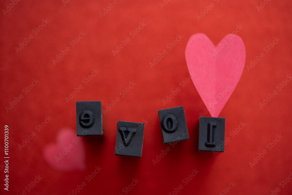 tipos para imprimir letras formando palabra love, con fondo rojo y un ...