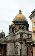 Wall Mural - the golden dome of St Isaac's Cathedral (the Cathedral of St Isaac of Dalmatia) in the rays of the rising sun