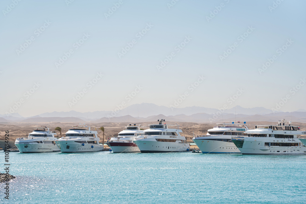 Foto de Stock lots of white boats in the Red Sea in Egypt, marsa alam ...