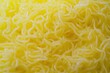 © pham - 黄色い細い麺が湯で上がり、食材の準備に最適な状況で並んでいる