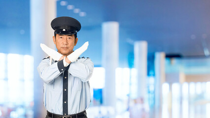 Leinwandbilder - 警察官、男性、警備員、禁止、ストップ、バツ、違反、違法、ダメ、取り締まり、警備、セキュリティ、危険、リスク、立入禁止、日本人、罰則、法律、ルール、警備会社、防犯、防災、制服、守衛、ガードマン、門番、見張り、パトロール、監視、麻薬、覚醒剤、厳禁、間違い、NG、禁煙、お断り、上半身、通関、検問、仕事、規制、スローモーション、施設、ビル、ホール、ラウンジ、病院、イベント、公共施設、人物