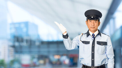 Leinwandbilder - 警察官、警備員、警察、誘導、案内、警備、日本人、男性、紹介、お知らせ、指す、URL、警官、交通整理、通行、合図、ガイド、告知、報告、見せる、提案、研修、教育、宣伝、広告、PR、おすすめ、勧める、説明、解説、セキュリティ、警備会社、防犯、防災、制服、守衛、交番、道案内、職業、仕事、アルバイト、中年、ミドルエイジ、スローモーション、駅、駅前、都市、治安、都会、人物