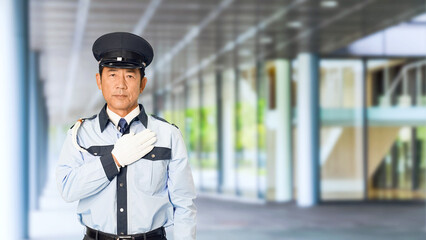 Poster - 警察、警察官、セキュリティ、警官、制服、パトロール、警備員、安心、信頼、警備、防犯、おまかせ、依頼、派遣、通報、巡回、監視、取り締まり、見守り、安全、警戒、警報、警備会社、防災、守衛、お巡りさん、交番、巡査、職業、仕事、アルバイト、中年、ミドルエイジ、男性、日本人、正義、守る、真心、誠実、公務員、公共、スローモーション、ビル、エントランス、施設、ホール、駅、通路、イベント、人物