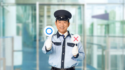 Poster - 警察官、制服、警察、パトロール、セキュリティ、警官、警備員、マルバツ、正解、合法、警備、許可、合格、OK、まる、丸、クイズ、Q&A、FAQ、正しい、問題、了解、警備会社、防犯、防災、守衛、門番、職業、仕事、アルバイト、中年、ミドルエイジ、男性、日本人、監視、取り締まり、見守り、安全、安心、おすすめ、承認、スローモーション、ビル、エントランス、施設、ホール、駅、通路、イベント、人物