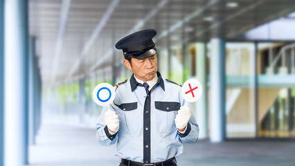Poster - 警察、警察官、パトロール、セキュリティ、警備員、制服、ルール、マルバツ、法律、違反、違法、判断、日本人、男性、迷う、司法、取り締まり、警備、警備会社、防犯、防災、守衛、税関、交番、公務員、職員、職業、仕事、アルバイト、中年、ミドルエイジ、監視、見守り、安全、安心、通報、正解、質問、疑問、悩む、考える、スローモーション、通路、病院、ビル、施設、役所、エントランス、入口、人物