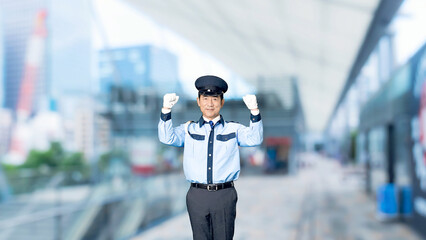 Leinwandbilder - 警察、警察官、セキュリティ、安全、パトロール、男性、ガッツポーズ、警備員、日本人、全身、警備、やる気、元気、パワフル、パワー、モチベーション、努力、頑張る、信頼、安心、制服、警備会社、防犯、防災、守衛、ガードマン、門番、見張り、保安、ボディガード、交通整理、工事現場、建設、働く、仕事、アルバイト、見守り、サクセス、成功、挑戦、チャレンジ、スローモーション、駅、駅前、都市、治安、社会、都会、繁華街、