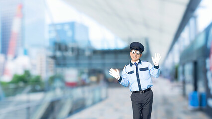 Leinwandbilder - 警察官、警察、警官、ダンス、踊る、警備員、警備、パーティー、コスプレ、お笑い、コメディ、全身、ギャグ、ふざける、制服、ハロウィン、セキュリティ、警備会社、防犯、防災、守衛、ガードマン、門番、職業、仕事、アルバイト、見張り、保安、ボディガード、交通整理、楽しい、男性、日本人、眼鏡、メガネ、面白い、パーティーグッズ、コメディアン、芸人、コント、漫才、スローモーション、駅、駅前、都市、治安、社会、都会、