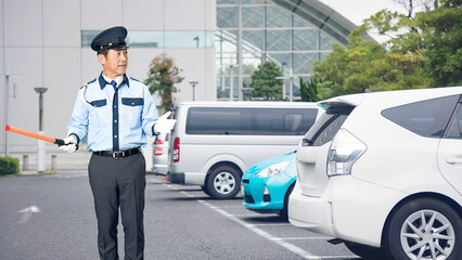 Leinwandbilder - 駐車場で交通整理する男性警備員