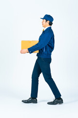 Leinwandbilder - デリバリー、配達員、歩く、届ける、配達、配送、男性、日本人、全身、横向き、横顔、歩行者、段ボール、運送業、引越し、業者、荷物、宅配便、宅急便、スタッフ、仕事、作業員、運送、物流、ロジスティクス、アルバイト、運ぶ、ECサイト、eコマース、白バック、切り抜き、信頼、作業服、ピッキング、倉庫、商品、センター、人材、若い、立つ、宅食、集荷、発送、爽やか、探す、職業、セールスドライバー、引っ越し、ギグワーカ