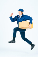 Leinwandbilder - 配達員、ジャンプ、走る、男性、デリバリー、ダッシュ、宅配便、宅急便、スピード、全身、日本人、仕事、働く、元気、スタート、出荷、集荷、段ボール、荷物、セールスドライバー、引っ越し、引越し、作業員、作業服、飛躍、活躍、人材、アルバイト、スタッフ、チャレンジ、挑戦、がんばる、運ぶ、ピッキング、倉庫、商品、若い、成長、笑顔、ポジティブ、やる気、ギフト、プレゼント、就職、転職、ステップアップ、キャリアアップ