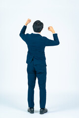 Fototapete - ビジネス、成功、挑戦、チャレンジ、ガッツポーズ、合格、ビジネスパーソン、背中、全身、ビジネスマン、後ろ姿、喜ぶ、嬉しい、バンザイ、応援、声援、観客、人材、転職、就職、男性、日本人、仕事、元気、ポジティブ、やる気、充実、満足、やりがい、モチベーション、がんばる、努力、興奮、達成、目標、サクセス、スーツ、就活、リクルート、内定、白バック、切り抜き、営業、会社員、サラリーマン、怒る、パワフル、ワクワク、