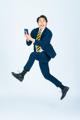 Leinwandbilder - ジャンプ、ビジネスマン、男性、走る、スマートフォン、スマホ、ダッシュ、アプリ、SNS、メール、キャンペーン、セール、ポイント、クーポン、タッチ、操作、スタート、元気、ビジネスパーソン、日本人、白バック、全身、キャリア、転職、サイト、web、オンライン、インターネット、DX、IT、デジタル、人材、急ぐ、忙しい、ビジネス、サラリーマン、会社員、ラッキー、チャンス、プレゼント、キャッシュバック、若い、飛