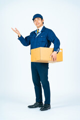 Leinwandbilder - デリバリー、配達員、運送業、案内、荷物、配送、紹介、配達、アルバイト、引越し、業者、ガッツポーズ、元気、やりがい、仕事、宅配便、男性、全身、段ボール、宅急便、日本人、スタッフ、作業員、運送、物流、白バック、切り抜き、笑顔、作業服、倉庫、廃品回収、商品、センター、人材、若い、届ける、カメラ目線、プロ、セールスドライバー、引っ越し、ギグワーカー、誘導、おすすめ、ポジティブ、ガイド、お知らせ、告知、説明