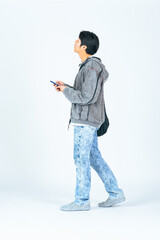 Leinwandbilder - スマホ、スマートフォン、旅行、地図、男性、歩く、歩行者、観光、観光客、GPS、アプリ、道案内、ナビゲーション、見学、SNS、聖地巡礼、モバイル、DX、デジタル、データ、日本人、カジュアル、散歩、旅行者、探す、見る、学生、若い、観客、通学、メール、検索、クーポン、ポイント、ファッション、ポートレート、ショッピング、買い物、インターネット、オンライン、写真、広告、切り抜き、白バック、全身、コピースペー