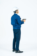 Leinwandbilder - 男性、作業員、全身、タブレット、ヘルメット、メンテナンス、点検、検査、ビルメン、エンジニア、建設、工事、設計、修理、修繕、PC、DX、チェック、確認、工場、製造業、老朽化、住宅、プロ、作業服、安全、日本人、仕事、業者、ゼネコン、デベロッパー、建築、現場、測量、産業、白バック、切り抜き、工務店、人材、働く、ビジネス、成長、経営、監督、労働者、背中、後ろ姿、デジタル、ERP、人物