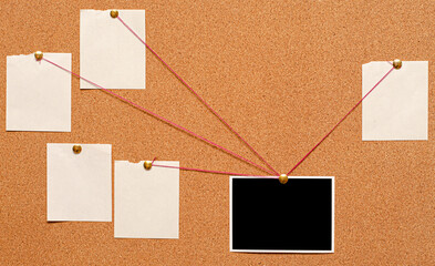 Fototapete - Blank paper notes and an empty photo are pinned to a cork board. The concept of detective investigation.