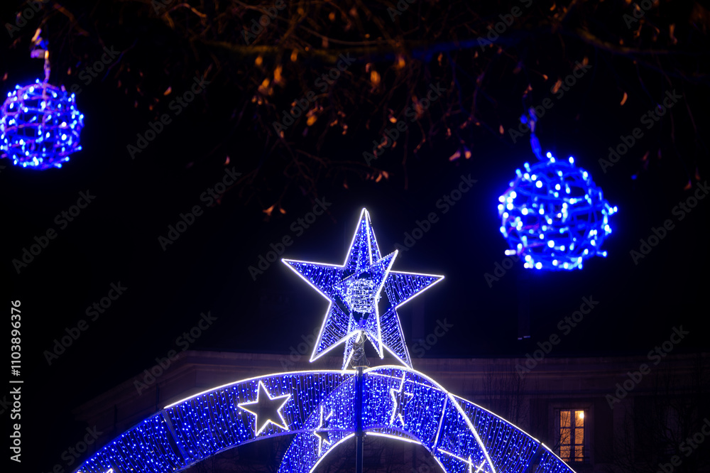 Décorations lumineuses de Noël en extérieur, les guirlandes sont bleues