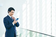 © metamorworks - スマホ、男性、スマートフォン、ビジネス、ビジネスマン、会社員、アプリ、転職、マッチング、キャンペーン、ビジネスパーソン、SNS、メール、笑顔、日本人、紹介、人材、仕事、就職、情報、サイト、web、オンライン、インターネット、ゲーム、コピースペース、広告、職探し、オフィス、若い、モバイル、DX、IoT、デジタル、データ、金融、資産運用、テクノロジー、面白い、楽しい、ポジティブ、サラリーマン、企業、セ