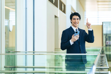 Poster - スマホ、スマートフォン、男性、ビジネスマン、ビジネス、アプリ、紹介、ガイド、おすすめ、指さす、広告、宣伝、案内、SNS、ビジネスパーソン、メール、クラウド、モバイル、IoT、IT、DX、デジタル、データ、経営、金融、マネー、アドバイザー、説明、コピースペース、若い、日本人、仕事、システム、マッチング、人材、求人、採用、ナンバーワン、営業、webサイト、インターネット、コンサルティング、オンライン、
