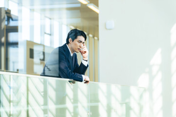 Poster - ビジネス、男性、悩む、ビジネスマン、会社員、悩み、トラブル、考える、疑問、不満、転職、日本人、不安、心配、ネガティブ、困る、失敗、後悔、問題、課題、ストレス、憂鬱、疲労、残念、将来、ビジネスパーソン、仕事、職場、オフィス、懸念、企業、サラリーマン、年金、給料、コピースペース、広告、人材、採用、キャリア、計画、ライフプラン、想像、ミス、プレッシャー、営業、総合職、正社員、表情、目標、人物