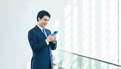 Poster - スマホ、スマートフォン、アプリ、メール、SNS、動画、笑顔、ビジネスパーソン、ビジネスマン、男性、オフィス、ロビー、検索、予約、クーポン、ポイント、キャンペーン、セール、ブラックフライデー、ネットショッピング、ECサイト、オークション、フリマ、ポジティブ、仕事、クラウド、IoT、IT、DX、デジタル、データ、投稿、メッセージ、営業、スーツ、転職、紹介、マッチング、サイト、オンライン、webサイト、