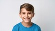 © 윤호 조 - 치아에 금속 교정기를 착용한 미소 짓는 소년, 하얀배경