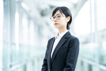 Poster - スーツを着て、緊張した表情をしている若い女性