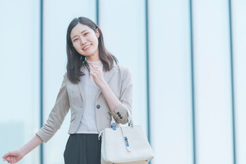 Poster - 屋外のビジネスウーマンのポートレート