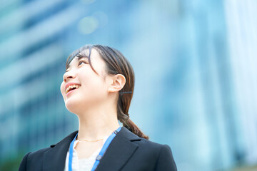 Poster - スーツ姿の若い女性