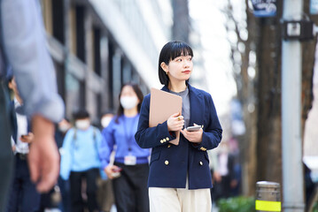 Poster - 屋外に立つビジネスウーマンのポートレート