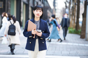 Poster - 屋外に立つビジネスウーマンのポートレート