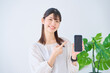 © TAGSTOCK2 - スマートフォンを指差す若い女性