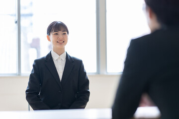 Poster - 面接を受ける女性