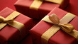 © VicPhoto - Regalos envueltos en papel rojo con lazos dorados sobre fondo rojo