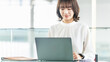 © Trickster* - ノートパソコンを使う若い女性・ビジネスウーマン