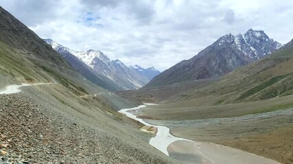 Wall Mural - Beautiful view of himalayan mountain landscape at dhar pallamo and chenab river road from batal to chandratal in lahaul and spiti, himachal pradesh, India.