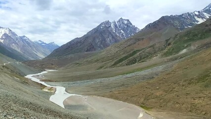 Wall Mural - Beautiful view of himalayan mountain landscape at dhar pallamo and chenab river road from batal to chandratal in lahaul and spiti, himachal pradesh, India.