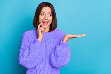 Wall Mural - Portrait of attractive amazed cheerful girl holding on palm ad solution decision new isolated over bright blue color background