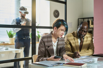 Aufkleber - Confident female broker explaining male colleague principles of market development or analyzing graphic data at meeting